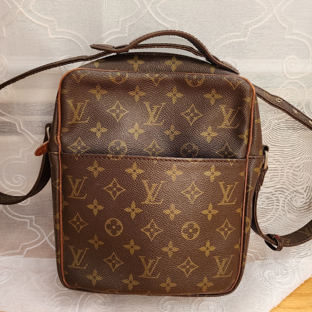 Vintage Louis Vuitton shoulder bag.